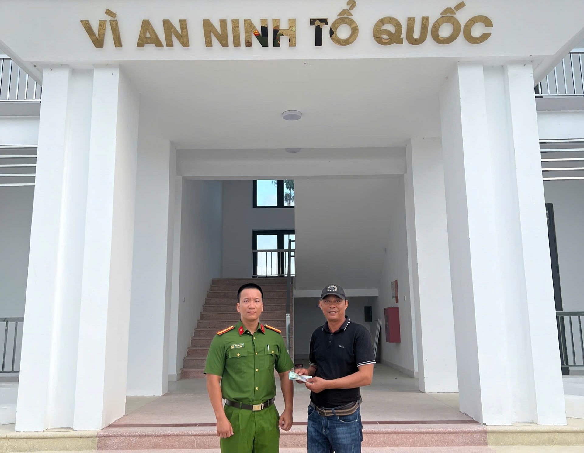Người dân giao nộp tài sản nhặt được cho Công an xã Hà Tây